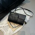 Sac bandoulière noir élégant avec lettrage doré et fine bandoulière réglable - Avec Pendentif / Noir