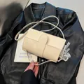 Sac à bandoulière en similicuir beige avec imprimé FASHION et boucle frontale - Avec Pendentif / Blanc