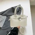 Bolso de mano blanco con patrón de lichi, cierre plateado y asas elegantes - Blanco