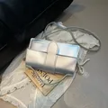 Sac à bandoulière carré argenté en cuir métallisé avec lettrage de mode doré - Avec Pendentif / Argent