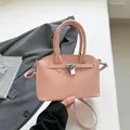 Bolso rosa con textura de lichi, cierre plateado y correa ajustable para mujer - Rosa