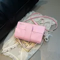 Sac bandoulière rose avec lettrage doré et détail de breloque en perles chic - Avec Pendentif / Rose