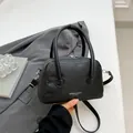 Borsa bowling in pelle nera a grana con dettagli in argento e tracolla regolabile - Nero