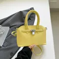 Bolso clásico de cuero granulado amarillo con candado de plata y bandolera - Amarillo