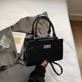 Elegante bolso negro con relieve de cocodrilo, cierre plateado y correa ajustable - Negro