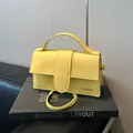 Sac bandoulière tendance en cuir PU jaune vif avec poignée et détail de logo doré - Sans Pendentif / Jaune