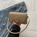 Elegante bolso bandolera color albaricoque con hebilla dorada y correa ajustable - Caqui