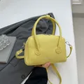 Piccola borsa bowling in pelle a grana litchi giallo brillante con finiture argentate - Giallo