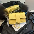 Petit sac carré en cuir jaune vif avec texte fashion et pendentif en dentelle de perles - Avec Pendentif / Jaune