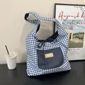Sac à bandoulière en toile à carreaux bleus avec poche en jean et étiquette cuir - Vichy Bleu (Côté A)