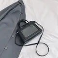 Bolso de hombro negro con ventana transparente y correa ajustable estilo minimalista - Negro