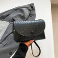 Bolso bandolera negro con textura trenzada, remache dorado y cierre magnético - Negro
