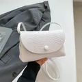 Bolso bandolera blanco elegante con textura tejida y hebilla circular minimalista - Blanco