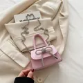 Roze mini crossbody tas met kristallen vlindergesp en zilveren kettingriem - Roze