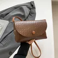 Bolso bandolera marrón con textura trenzada y solapa, estilo retro elegante para mujer - Marrón