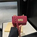 Mini borsa a tracolla rossa in pelle intrecciata con elegante chiusura a girello oro - Rosso