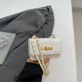 Elegante mini bolso de cadena blanco con textura acolchada y detalles dorados - Blanco