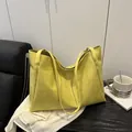 Minimalistische große gelbe Ledertasche mit schmalen Riemen und weicher Texturierung - Gelb (Ohne Anhänger)