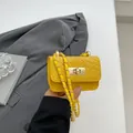 Minibolso de cadena en cuero trenzado amarillo para labiales con hebilla dorada y metal - Amarillo