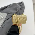 Mini bolso bandolera dorado de cuero trenzado con cierre metálico y tamaño micro - Dorado