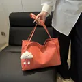Minimalistische orangefarbene Ledershopper mit weißem flauschigem Wolkenanhänger am Gurt - Rosa (Mit Anhänger)