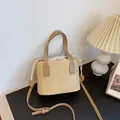 Beige herringbone straw handbag with khaki leather strap and drawstring lining - Khaki
