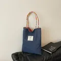 Sac cabas en jean rétro bleu foncé avec anses tressées colorées et doublure à carreaux - Petit / Bleu