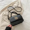 Elegante borsa nera in ecopelle con patta a coccodrillo e logo M dorato - Nero