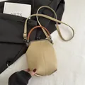 Sac à bandoulière minimaliste en toile beige avec poignée et sangle en cuir brun - Kaki