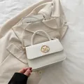 Piccola borsa bianca con patta a coccodrillo e fibbia dorata M con tracolla regolabile - Bianco