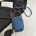 Sac bandoulière rétro en denim bleu avec poignée en cuir marron et fermoir à baisers - Bleu foncé