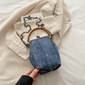 Blaue Denim Umhängetasche mit Retro-Metallverschluss und braunem Griff im Freizeitstil - Dunkelblau