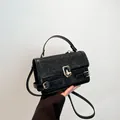 Borsa a tracolla nera con paillettes da donna con elegante fibbia dorata lucida - Nero
