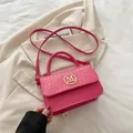 Borsa a tracolla magenta con patta a coccodrillo e dettaglio logo M dorato - Fucsia