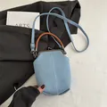 Sac bandoulière en denim bleu clair avec fermoir rétro et poignée en cuir marron - Bleu clair