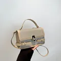 Elegante borsa beige a tracolla con paillettes argento scintillanti e chiusura girevole - Cachi