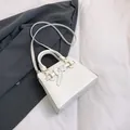 Elegante weiße strukturierte Handtasche aus Kunstleder mit Knotendetail und Goldteilen - Weiß