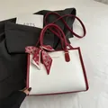 Bolso de mano bicolor rojo y blanco con relieve de serpiente y pañuelo de seda de corazones - Rojo