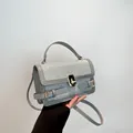 Elegante borsa a tracolla grigia con glitter argento, manico e chiusura a scatto girevole - Argento