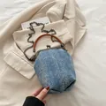 Blaue Denim Umhängetasche mit silbernem Schimmer und Metallkettenriemen - Himmelblau