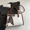 Bolso tote blanco con textura de serpiente, detalles en cuero marrón y lazo de seda con corazones - Marrón