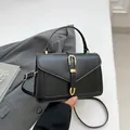 Bolso de mano vintage en cuero negro con hebilla dorada y correa de hombro - Negro