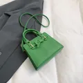 Schicke grüne Handtasche mit goldener Schnalle und verstellbarem Schultergurt - Grün