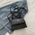 Bolso estructurado de cuero PU negro con lazo dorado y correa ajustable para hombro - Negro