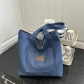 Borsa tote in denim blu scuro con etichetta in pelle e tasca frontale ampia - Blu
