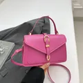 Bolso cuadrado tipo sobre rojo rosa clásico con hebilla dorada y bandolera - Rosa rojo