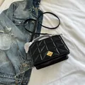 Bolso bandolera cuadrado acolchado negro con detalles dorados y bufanda decorativa - Negro