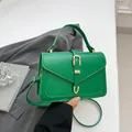 Bolso cuadrado verde pequeño con hebilla en U dorada y correa de hombro delgada - Verde