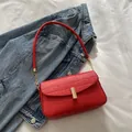 Bolso de hombro rojo con textura de cocodrilo, hebilla dorada y correa de cadena fina - Rojo