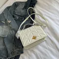 Bolso bandolera cuadrado acolchado blanco con cierre dorado y asa de pañuelo - Blanco